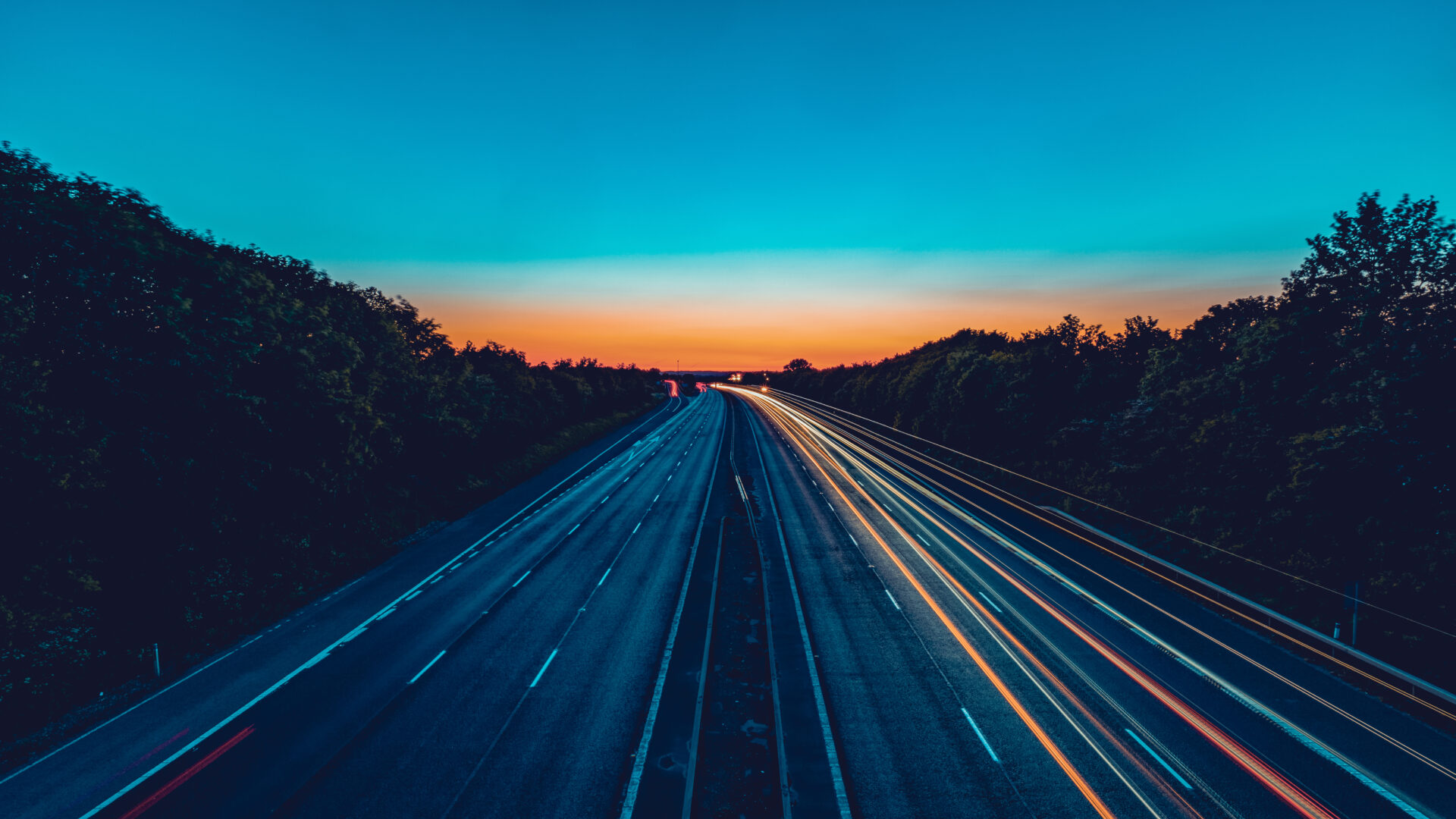 Automobilių eismas greitkelyje naktį